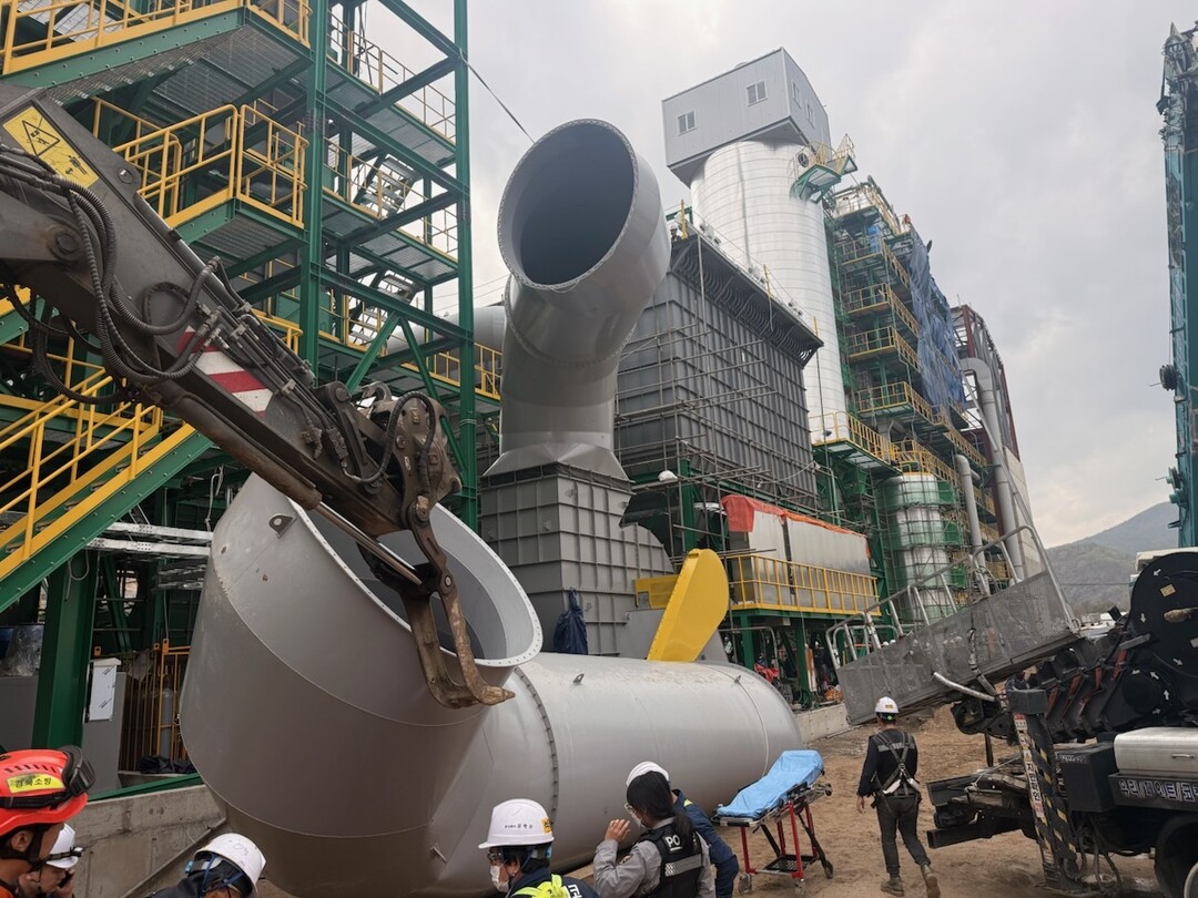 경주서 폐기물 소각로 배관 설치 작업...