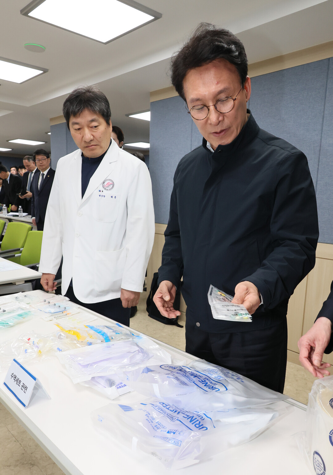 의료필수품 살펴보는 김민석 총리