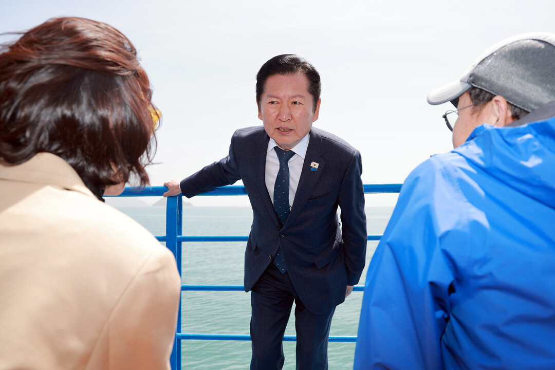 욕지도행 배 탑승 시민과 대화하는 민...