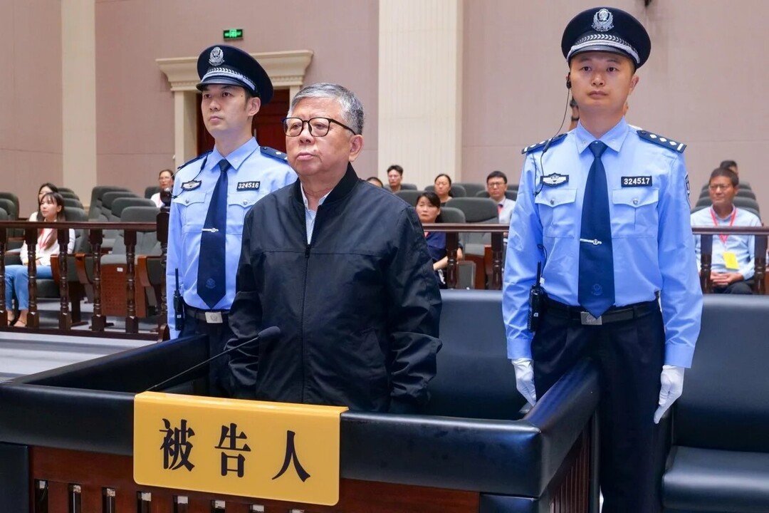 中, 