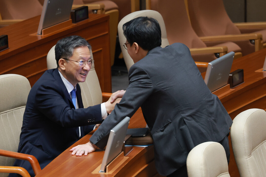 민주당 박주민 의원과 인사 나누는 정...