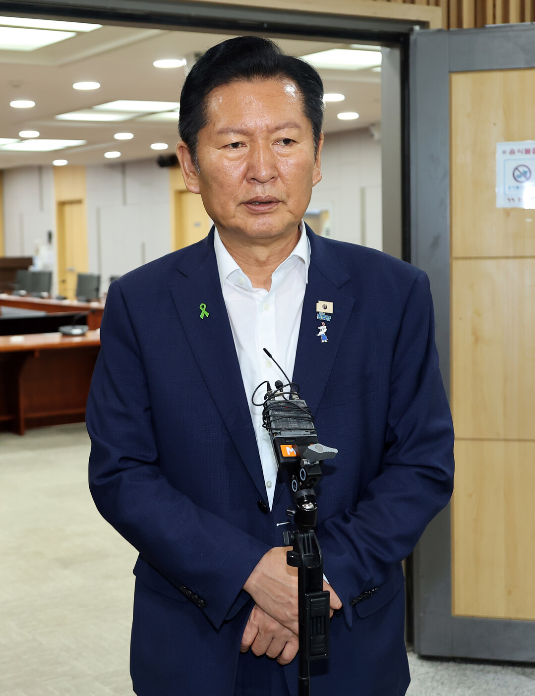 기자들 질문에 답하는 정청래 후보